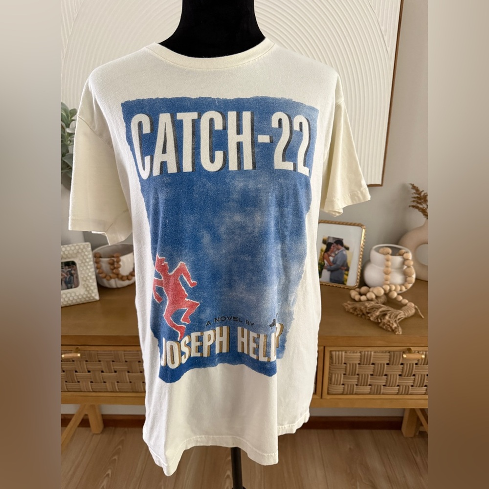 Out of Print Cream Casual T-Shirt with Cover Book Catch-22 Size L 100% Cotton